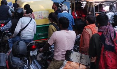 चौतरफा जाम, मंदिर परिक्षेत्र में पैर रखने की जगह नहीं:वाराणसी में गैर राज्यों से आए श्रद्धालुओं के वाहनों के चलते शहर ओवरलोड