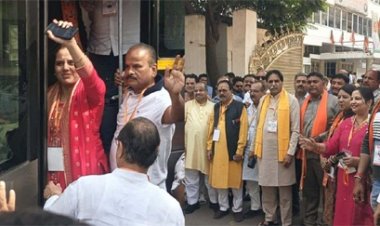 प्रयागराज महाकुंभ के लिए नवनिर्वाचित पार्षदों के साथ मेयर मीनल चौबे रवाना