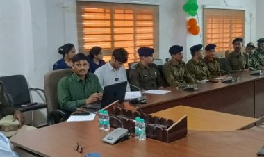 सीसीटीएनएस सिस्टम की हुई समीक्षा बैठक:टीकमगढ़ एसपी ने ऑपरेटरों से जाना फीडबैक, नए संशोधनों पर दिए निर्देश