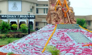 पीलीभीत में शादी के दिन झोपड़ी में लगी आग:8 पशु झुलसे, महिलाओं ने भागकर बचाई जान, ढाई लाख का नुकसान