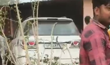 मकान में घुसी तेज रफ्तार कार:एक महिला घायल; दो बाइक क्षतिग्रस्त, स्टीयरिंग फेल होने से हादसा