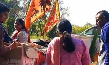 दुकान पर नेम प्लेट के बाद भगवा झंडा:हाईवे पर लहरा रहे झंडे बने हिंदू होने की पहचान, लोग बोले- शुद्धता की मिलती है गारंटी