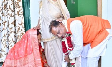 मुख्यमंत्री विष्णुदेव साय ने अपने जन्मदिन पर सपत्नीक मां के चरण छू लिया आशीर्वाद