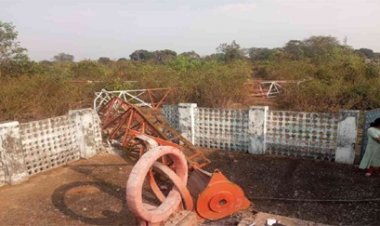 जगदलपुर में 50 साल पुराना आकाशवाणी का टावर गिरा, बड़ा हादसा होने से टला