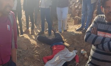 खाई में मिला 25 साल के युवक का शव:साइड में मिली क्षतिग्रस्त बाइक, रात को गांव लौटते समय दुर्घटना की संभावना