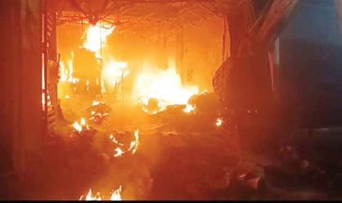 हार्डवेयर दुकान में लगी आग, कारोबारी का परिवार छत के रास्ते बाहर निकला