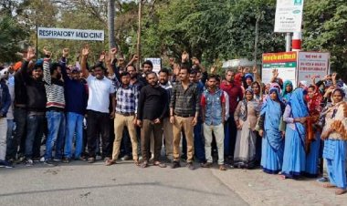 झांसी मेडिकल कॉलेज में कर्मचारियों की हड़ताल:बोले- 3 महीने का वेतन नहीं मिला, 20 दिन से झांसा दे रही कंपनी, अफसर भी नहीं सुनते