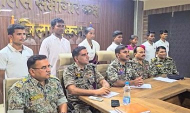 32 लाख के इनामी हार्डकोर नक्सलियों ने किया सरेंडर