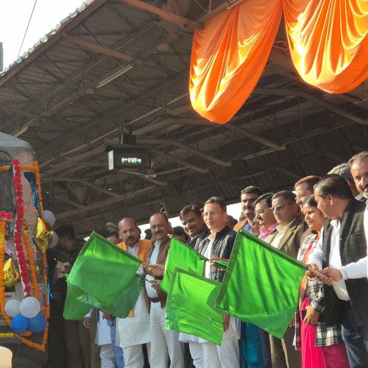 पीलीभीत से गोरखपुर तक ट्रेन का संचालन:केंद्रीय मंत्री जितिन प्रसाद ने हरी झंडी दिखाकर पूरनपुर तक किया सफर