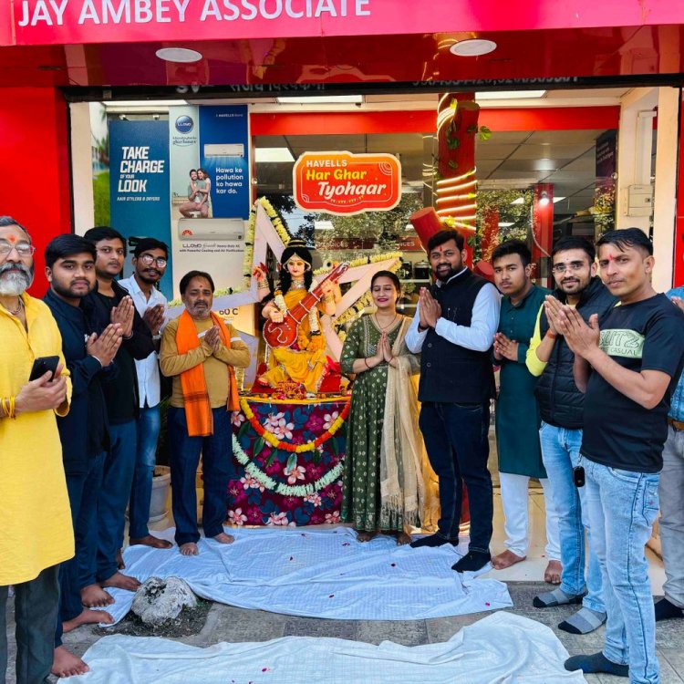 बसंत पंचमी पर भोपाल में माँ सरस्वती की पूजा:वैश्य महासम्मेलन की युवा इकाई ने नारायण नगर में की मूर्ति स्थापना