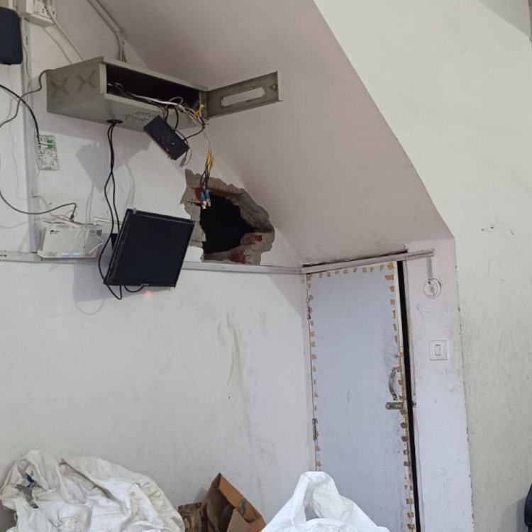 फ्लिपकार्ट कोरियर स्टोर में बड़ी चोरी:दीवार काटकर घुसे, 1.20 लाख रुपए और लाखों का सामान ले गए