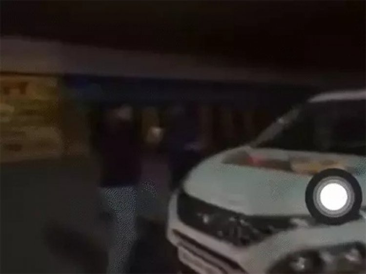 बीच सड़क काटा केक...हाईकोर्ट से सरकार को फटकार