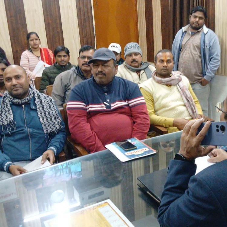 सतना में रिटायर्ड एएसआई से 30 हजार की ठगी:पेंशन लेकर लौट रहे थे, ठग बोले- कपड़ों पर गंदगी लगी है, साफ कर लें