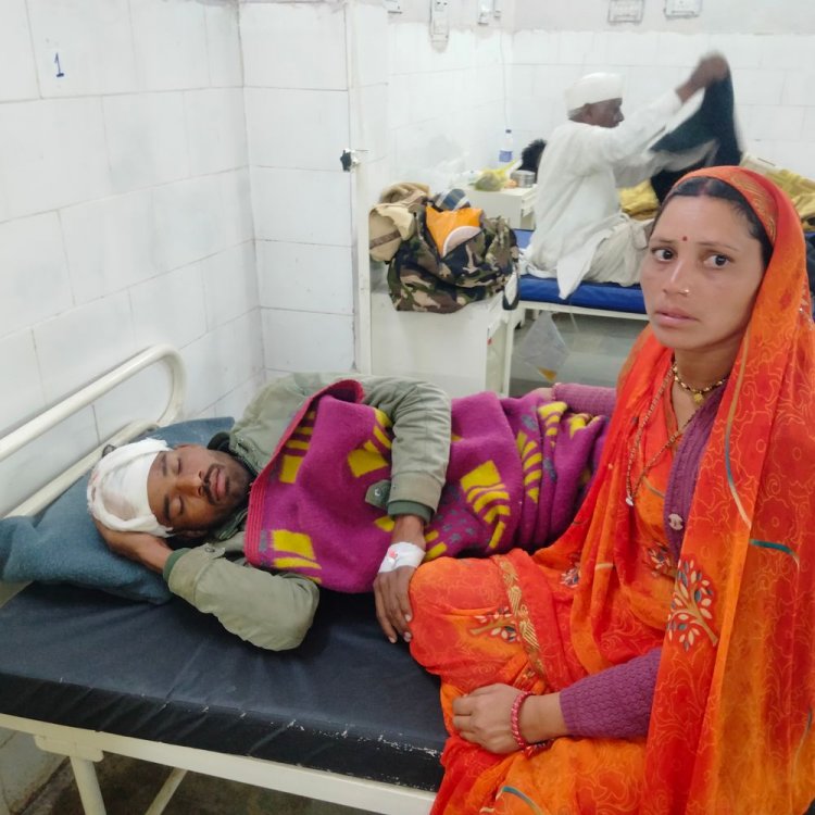 सतवास के तीन चचेरे भाइयों की बाइक स्टॉपर से टकराई:सामने से आ रहे वाहन की तेज रोशनी से हुआ हादसा, एक को भोपाल रेफर किया