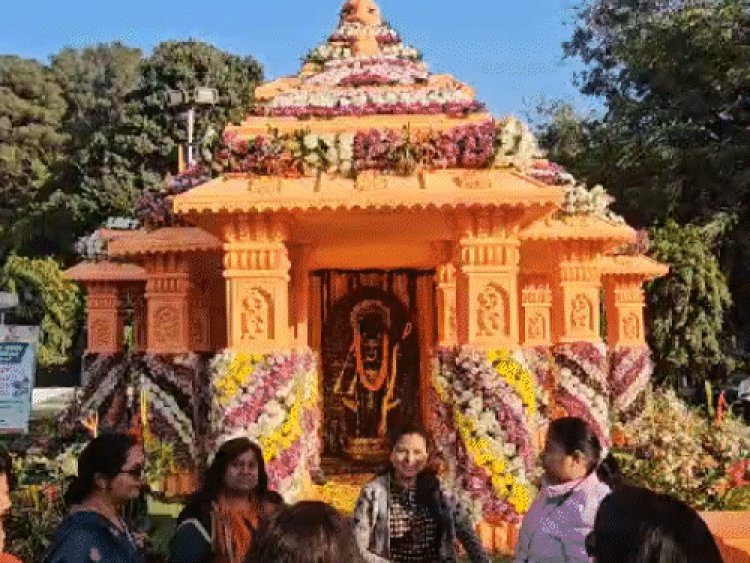 लखनऊ राजभवन में 6 फीट की लौकी,40 किलो के कद्दू:सेल्फी पॉइंट बना श्रीराम मंदिर; 635 प्रजाती के फूलों की प्रदर्शनी कर रही आकर्षित