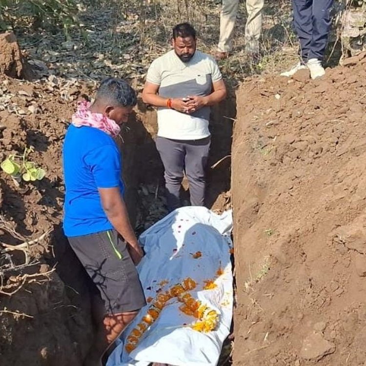 प्रयागराज कुंभ जा रहे साधु की शहडोल में मौत:निधन के बाद समाजसेवियों ने किया अंतिम संस्कार, छत्तीसगढ़ से आ रहे थे