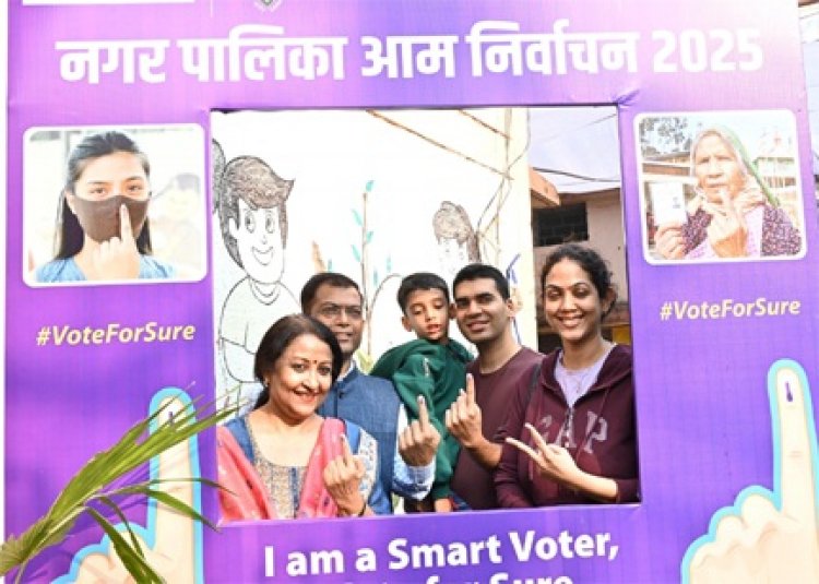 नगरीय निकाय निर्वाचन 2025 : राज्य निर्वाचन आयुक्त अजय सिंह ने किया अपने मताधिकार का प्रयोग