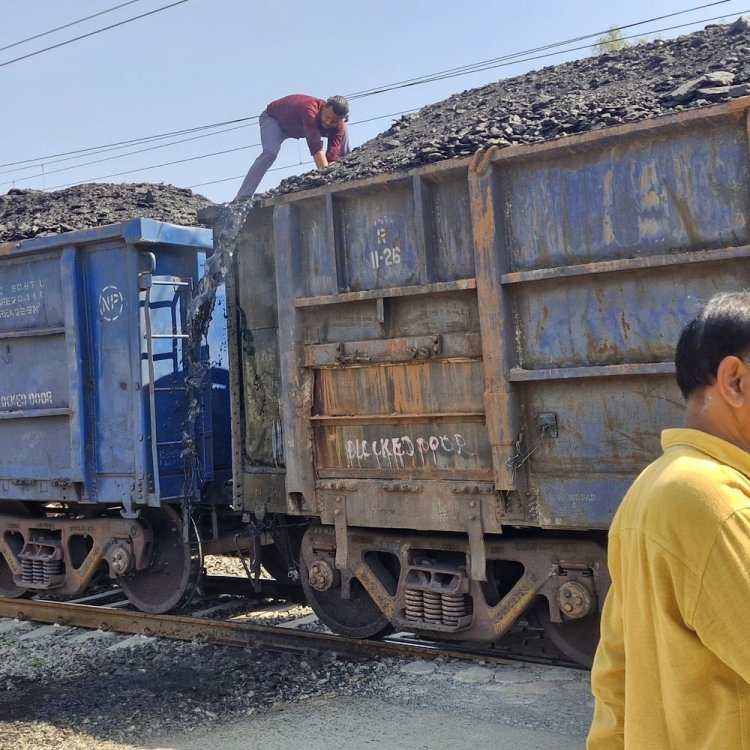 दमोह में कोयले से भरी मालगाड़ी में आग:फायर ब्रिगेड ने पाया काबू, कटनी से सागर की ओर जा रही थी