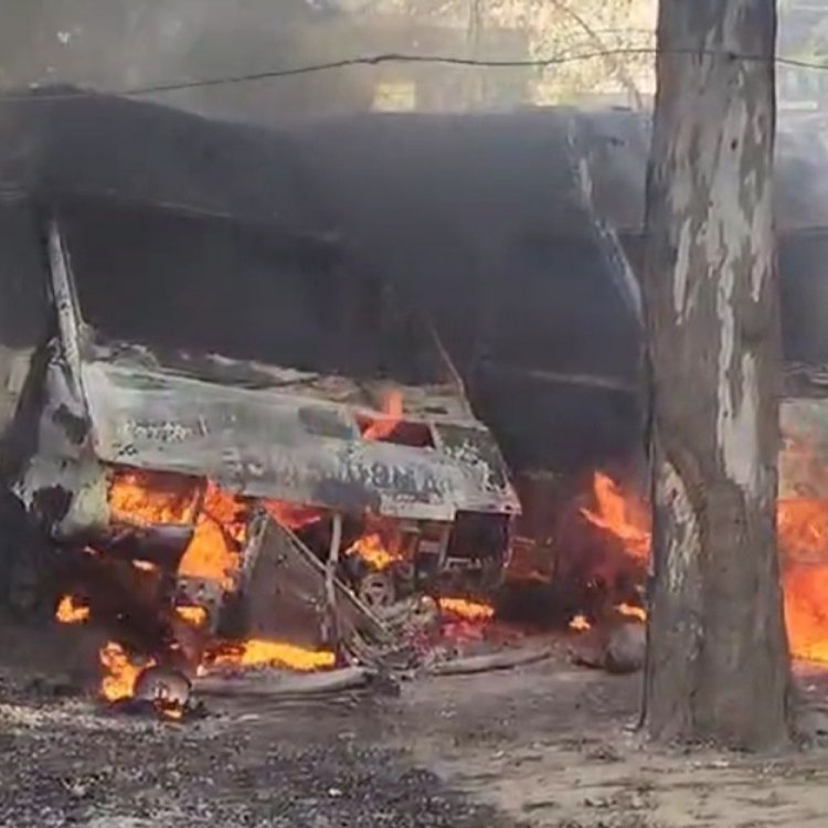 खड़ी एंबुलेंस में लगी भीषण आग, VIDEO:फायर ब्रिगेड नहीं पहुंची, विकास खंड परिसर में 2 एंबुलेंस जलकर खाक