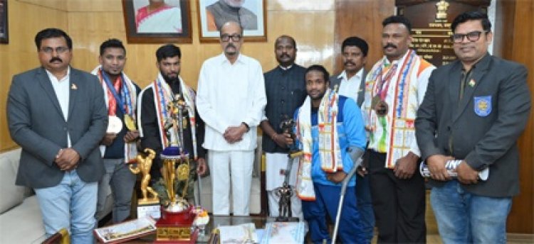 राज्यपाल डेका से बॉडी बिल्डर्स चैम्पियनशिप के विजेता खिलाड़ियों ने की सौजन्य भेंट