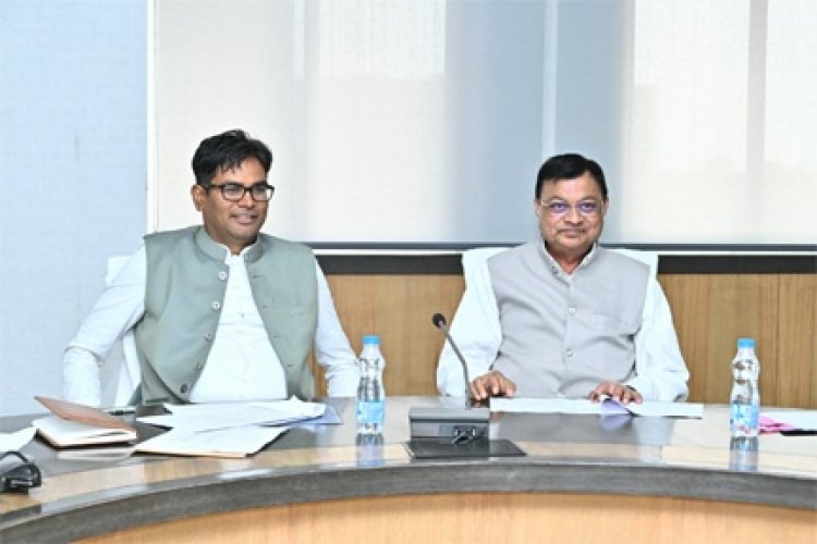 वित्त मंत्री की बजट प्रस्ताव पर मंत्री स्तरीय चर्चा : वाणिज्य-उद्योग एवं श्रम मंत्री के साथ