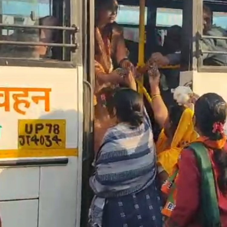 अयोध्या-प्रयागराज हाइवे पर लंबा जाम:भाजपा महिला मोर्चा की पहल, श्रद्धालुओं को बांटा पानी और नाश्ता