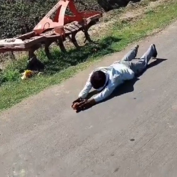 तालाब विकास और मंदिर के लिए 12 किमी दंडवत परिक्रमा:युवक बोला- गांववालों ने चक्काजाम किया, प्रशासन ने नहीं सुना, इसलिए यह करना पड़ा