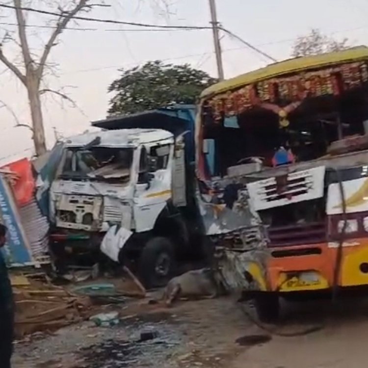 अनियंत्रित ट्रक डिवाइर से टकराया, चालक समेत 2 गंभीर घायल:ब्यौहारी में खड़ी दो बसों में भी टक्कर मारी; फिर दुकान में जा घुसा