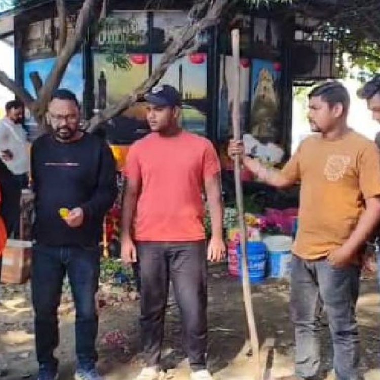 लखनऊ में अखिल भारतीय हिंदू महासभा डंडे लेकर निकली:पार्क और सड़क पर अश्लीलता का विरोध, पुलिस भी सक्रिय