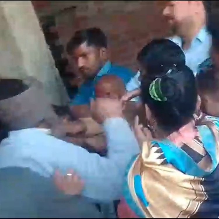 80 हजार रुपए के लिए घर में घुसकर हमला, VIDEO:पति-पत्नी समेत पूरे परिवार को पीटा, 5 लोगों के खिलाफ मुकदमा दर्ज