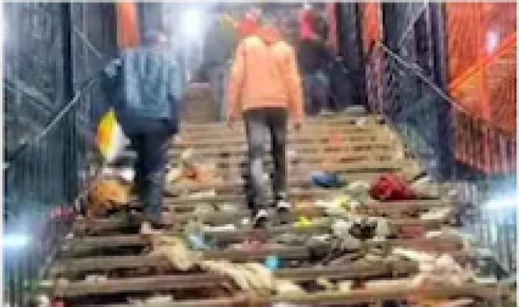 ‘हाथगाड़ी पर शव ढोए’: नयी दिल्ली रेलवे स्टेशन पर मौजूद कुली