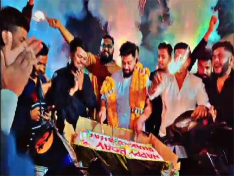 कांग्रेस नेता ने बीच सड़क काटा केक,SSP ने जिलाध्यक्ष समेत 10 को पकड़ा