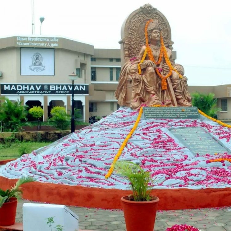 पीलीभीत में शादी के दिन झोपड़ी में लगी आग:8 पशु झुलसे, महिलाओं ने भागकर बचाई जान, ढाई लाख का नुकसान