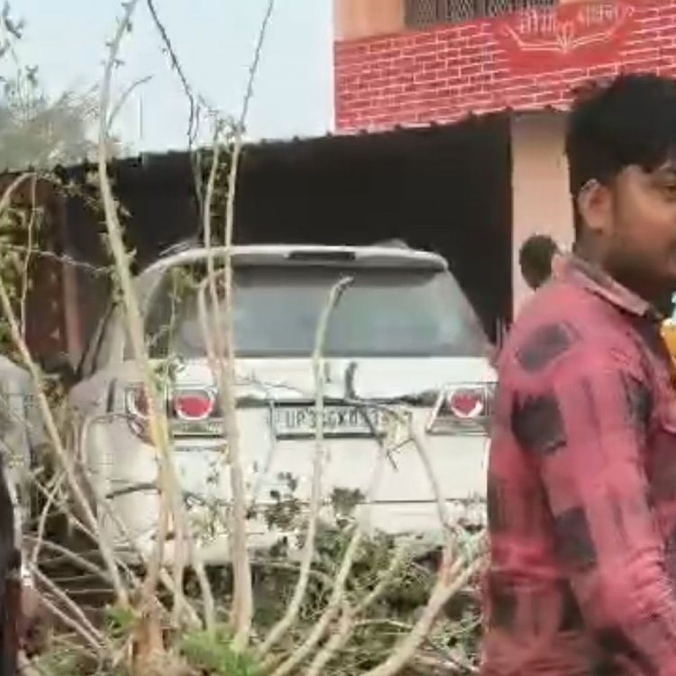 मकान में घुसी तेज रफ्तार कार:एक महिला घायल; दो बाइक क्षतिग्रस्त, स्टीयरिंग फेल होने से हादसा