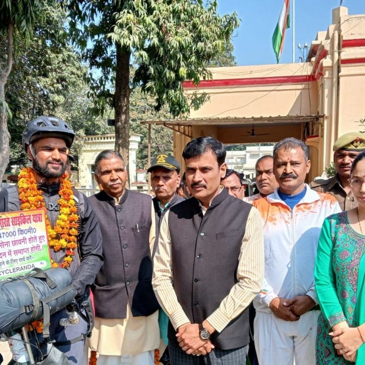 शहीद सैनिकों के सम्मान में साइकिल यात्रा:देवरिया से निकले अभिषेक का हरदोई में स्वागत, 900 दिन में 31 राज्यों की करेंगे यात्रा