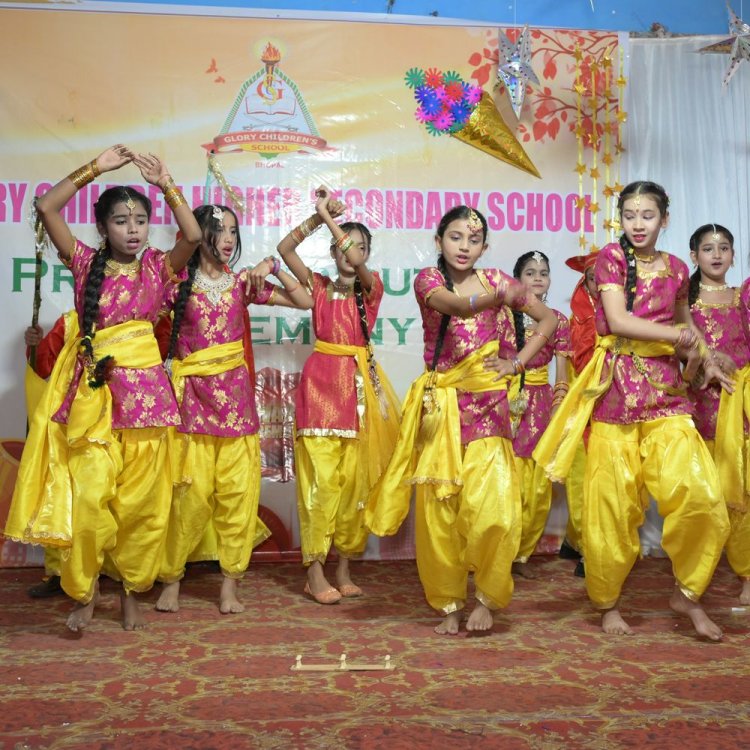 ग्लोरी चिल्ड्रन स्कूल में मेधावी छात्रों का सम्मान:बेटी बचाओ और नशा मुक्ति पर नाटक के मंचन ने जीता दिल