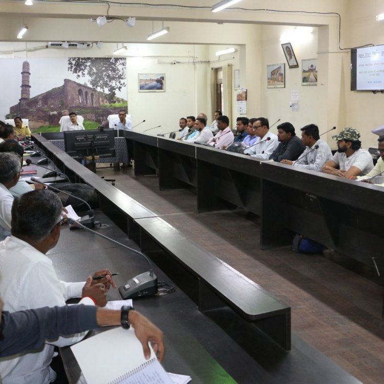 स्कूल बस हादसे के बाद कलेक्टर सख्त:बस संचालकों को हर महीने रिपोर्ट देने के निर्देश, नियम तोड़ने पर होगी कार्रवाई