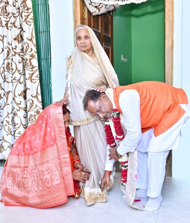 मुख्यमंत्री विष्णुदेव साय ने अपने जन्मदिन पर सपत्नीक मां के चरण छू लिया आशीर्वाद