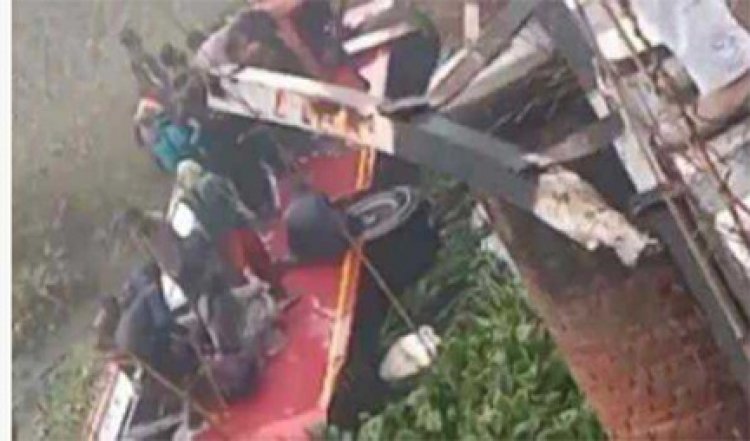 पाकिस्तान में मिनी-बस के नाले में गिरने से आठ लोगों की मौत