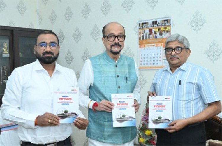 राज्यपाल डेका ने भौतिकी विषय पर लिखित पुस्तक का विमोचन किया
