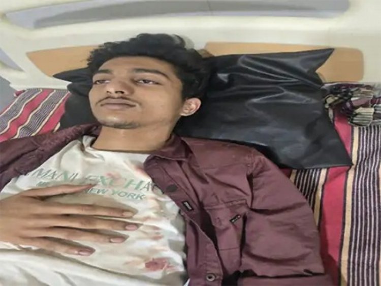 बाहरी लड़कों को कैंपस में घुसने से रोकने पर स्टूडेंट को पीटा