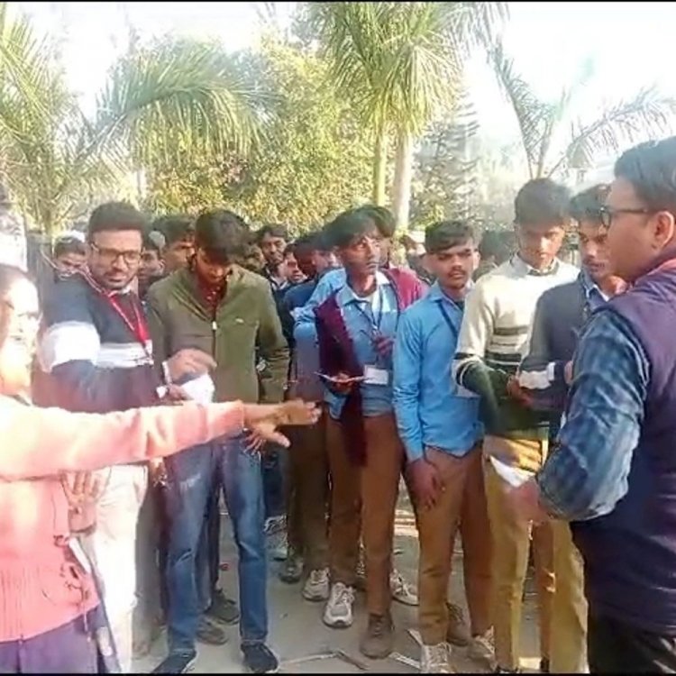 रामपुर में 72 केंद्रों पर यूपी बोर्ड परीक्षा:48 हजार से ज्यादा परीक्षार्थी शामिल, वेबकास्टिंग से निगरानी