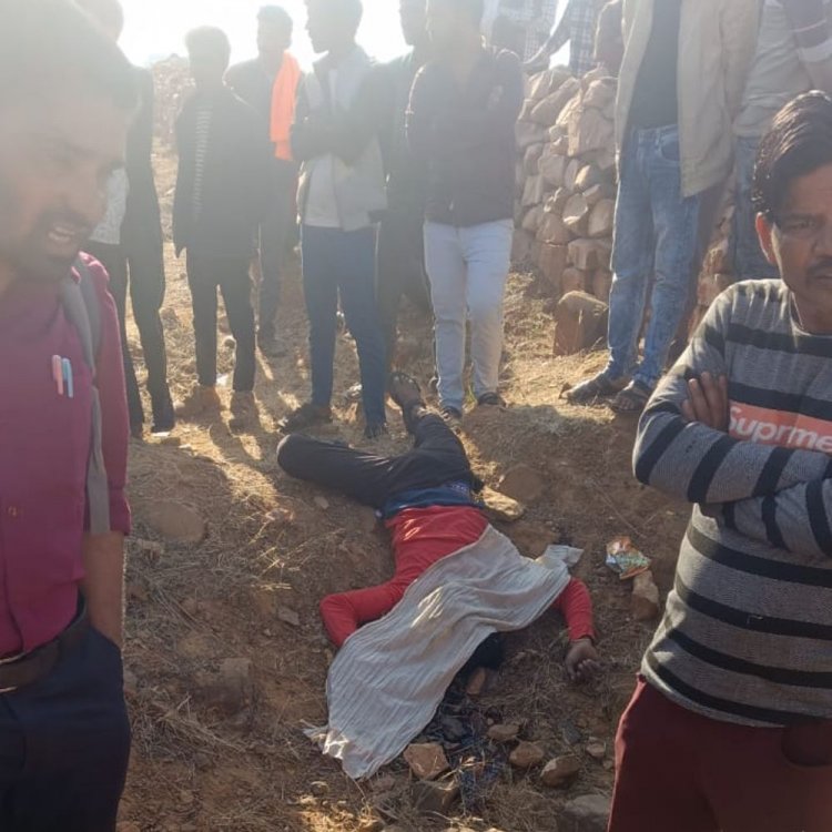 खाई में मिला 25 साल के युवक का शव:साइड में मिली क्षतिग्रस्त बाइक, रात को गांव लौटते समय दुर्घटना की संभावना