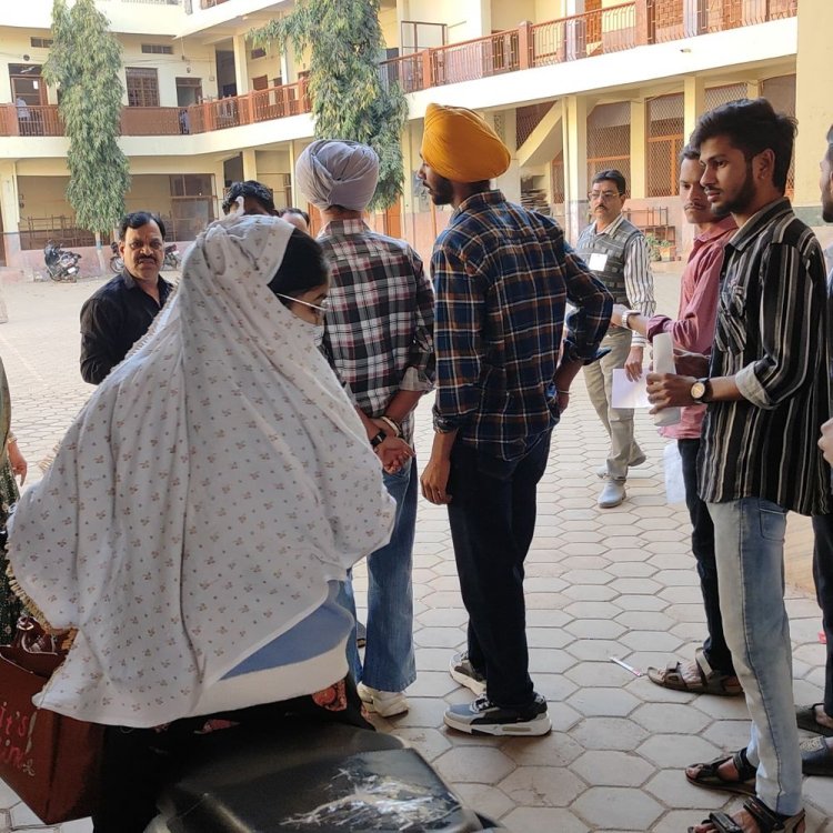 अशोकनगर में एमपी बोर्ड की 12वीं की परीक्षा शुरू:35 केंद्रों पर 9 हजार से ज्यादा छात्र दे रहे एग्जाम; पुलिस बल तैनात