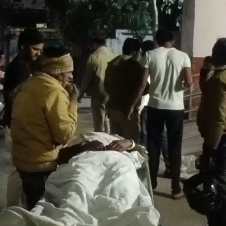 एटा में बाइक डिवाइडर से टकराई:हादसे में एक की मौत; दो घायल, जिला अस्पताल में भर्ती