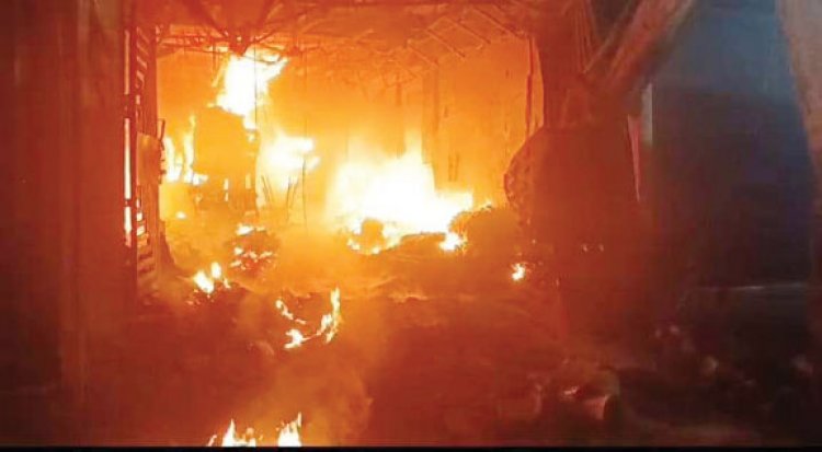 हार्डवेयर दुकान में लगी आग, कारोबारी का परिवार छत के रास्ते बाहर निकला