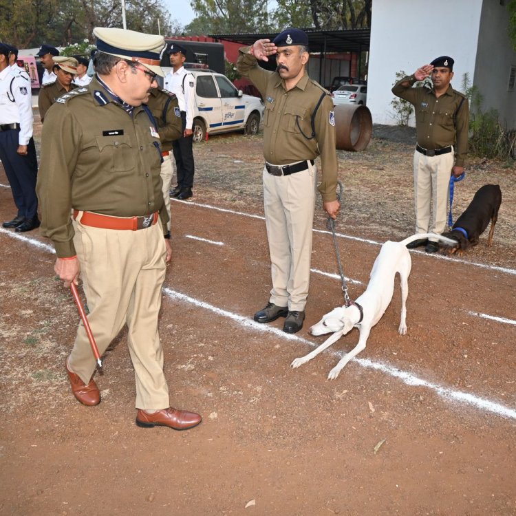 शाजापुर में पुलिस अधीक्षक ने किया जनरल परेड का निरीक्षण:उत्कृष्ट प्रदर्शन करने वाले पुलिसकर्मियों को किया सम्मानित, दरबार में सुनी समस्याएं