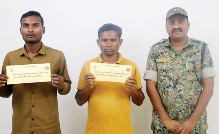 दो नक्सलियों ने किया सरेंडर