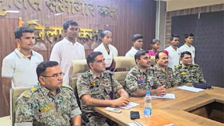 32 लाख के इनामी हार्डकोर नक्सलियों ने किया सरेंडर