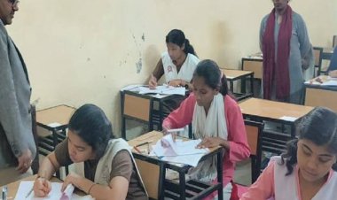 यूपी बोर्ड एग्जाम में डीएम ने पकड़ी लापरवाही:स्कूल के अंदर प्रबंधक की खड़ी मिली बिना नंबर की कार; पुलिस कर्मी मिले नदारद